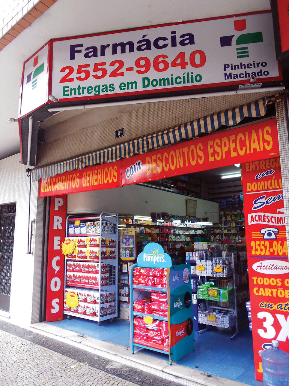 In 2012, a pharmacy in Rio de Janeiro, Brazil, advertises special discounts on generic drugs. (Photo by Eduardo Pazos/Wikimedia Commons.)