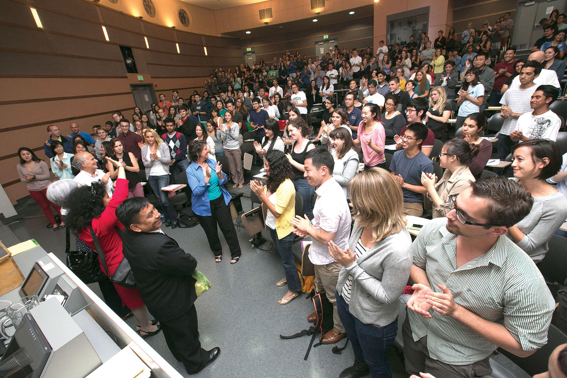 UC Berkeley students in “The Southern Border” course offer a standing ovation to the judges during their campus visit. (Photo by Jim Block.) UC Berkeley students in “The Southern Border” course offer a standing ovation to the judges during their campus visit. (Photo by Jim Block.)