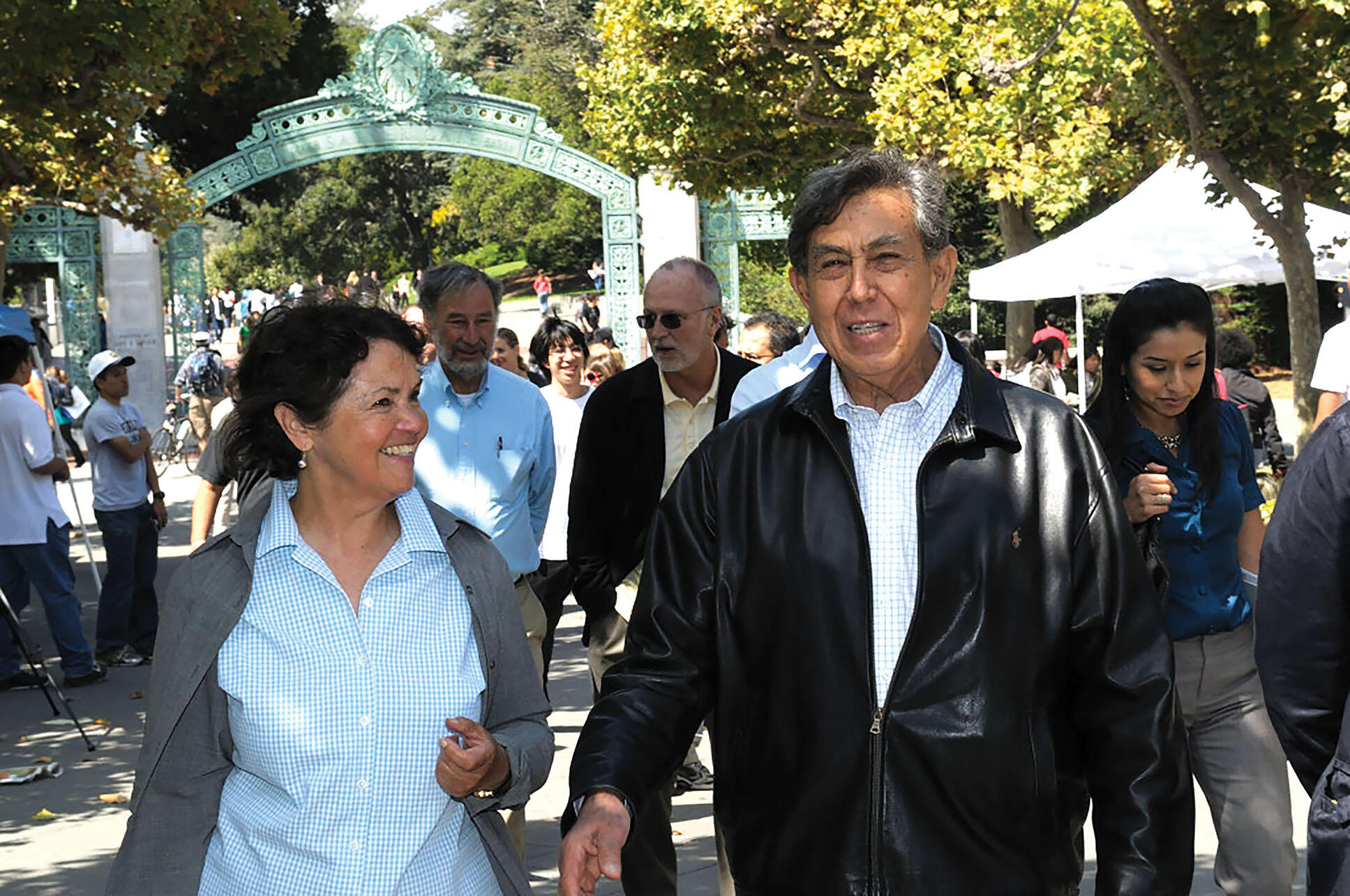 Beatriz Manz and Cuauhtémoc Cárdenas, followed by Steve Silberstein and David Bonior, walk on UC Berkeley’s campus.