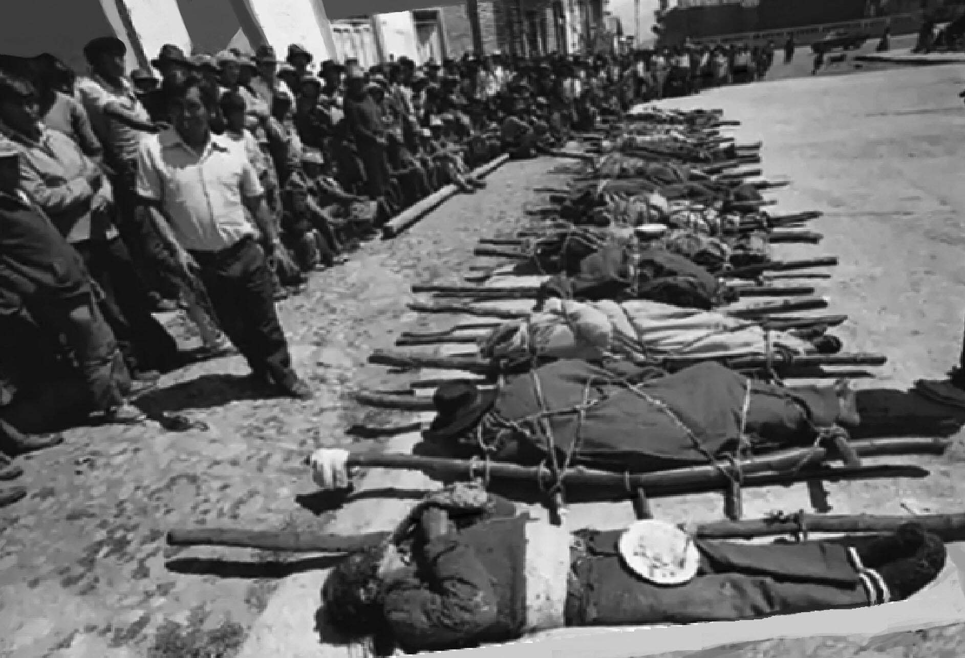 Bodies of people killed in the 1983 Lucanamarca massacre lie in the street. (Image courtesy of Yuyanapaq-LUM.)