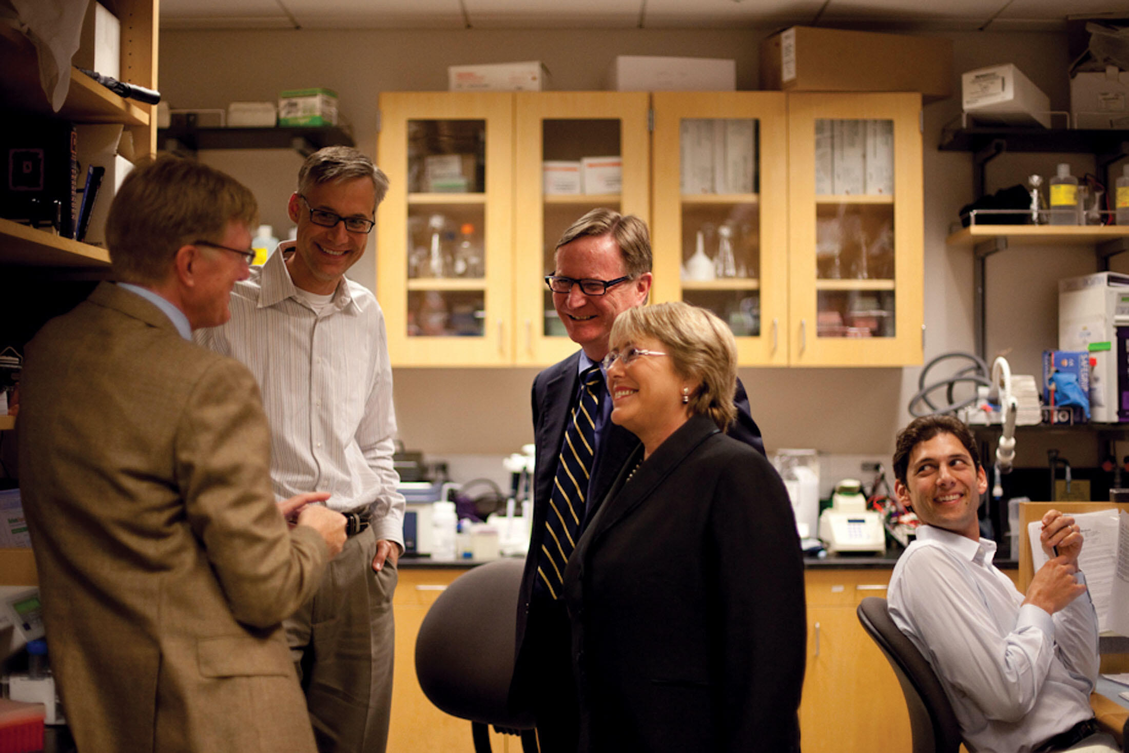 Michelle Bachelet visits a lab with Dr. Sam Hawgood, Dean of the UC San Francisco School of Medicine, faculty and researchers. (Photo by Rhyen Coombs.)