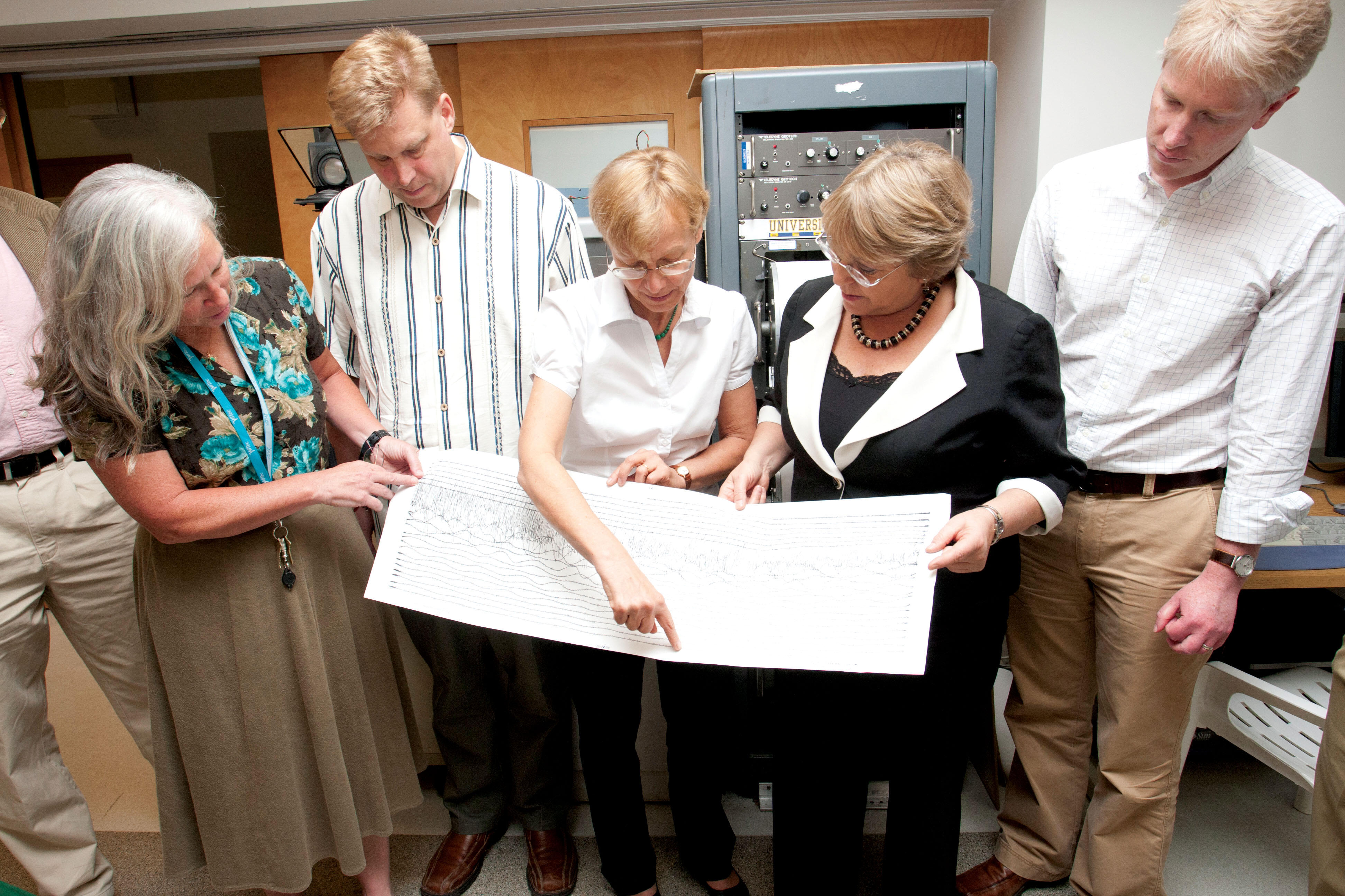 Michelle Bachelet with Barbara Romanowicz, director of UC Berkeley’s Seismological Lab, examining a seismographic record of the 2010 Chilean earthquake. (Photo by Jim Block.)