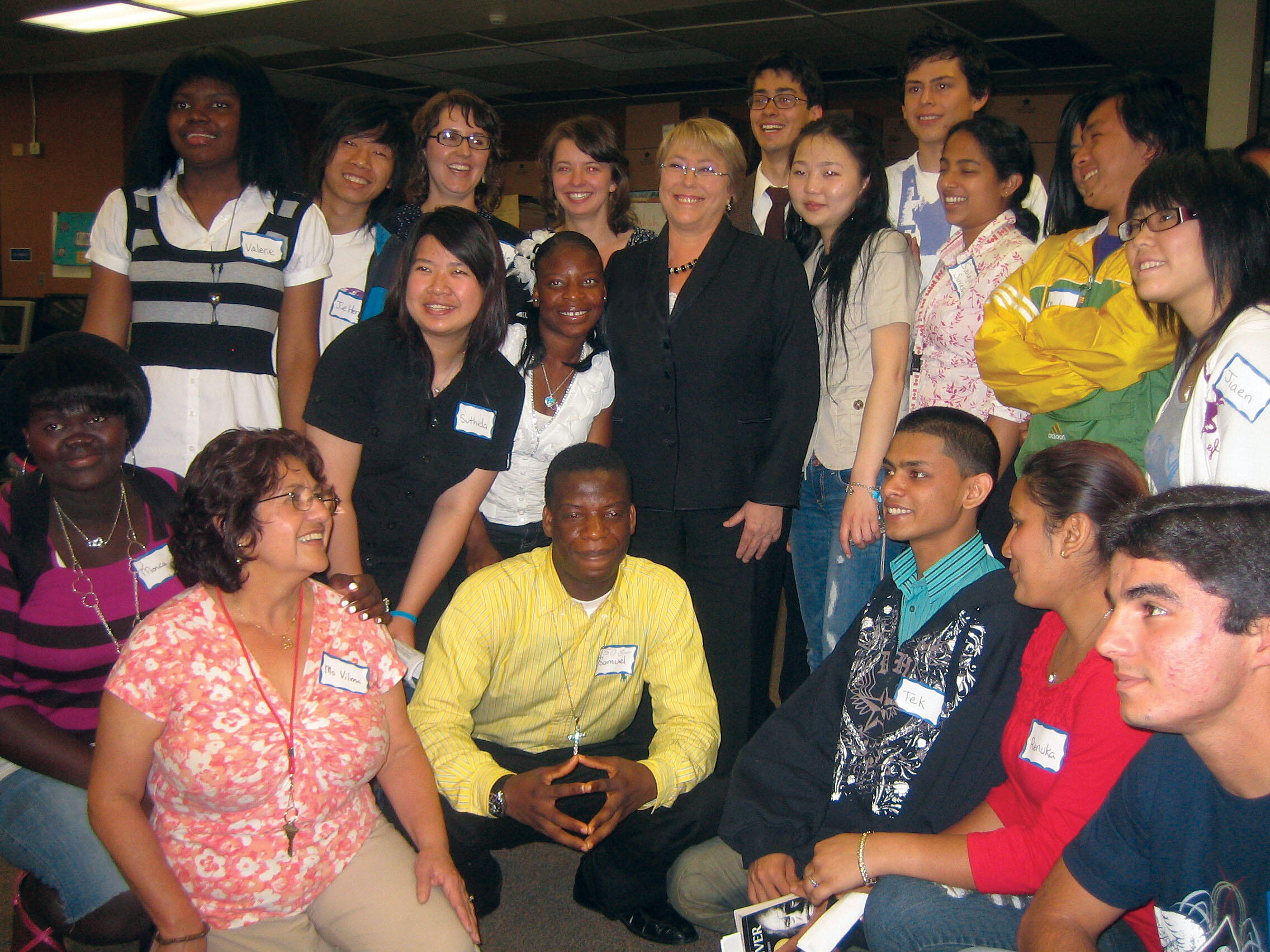 Michelle Bachelet with students from Oakland International High School during her visit there in 2010. (Photo courtesy of Oakland International High School.)
