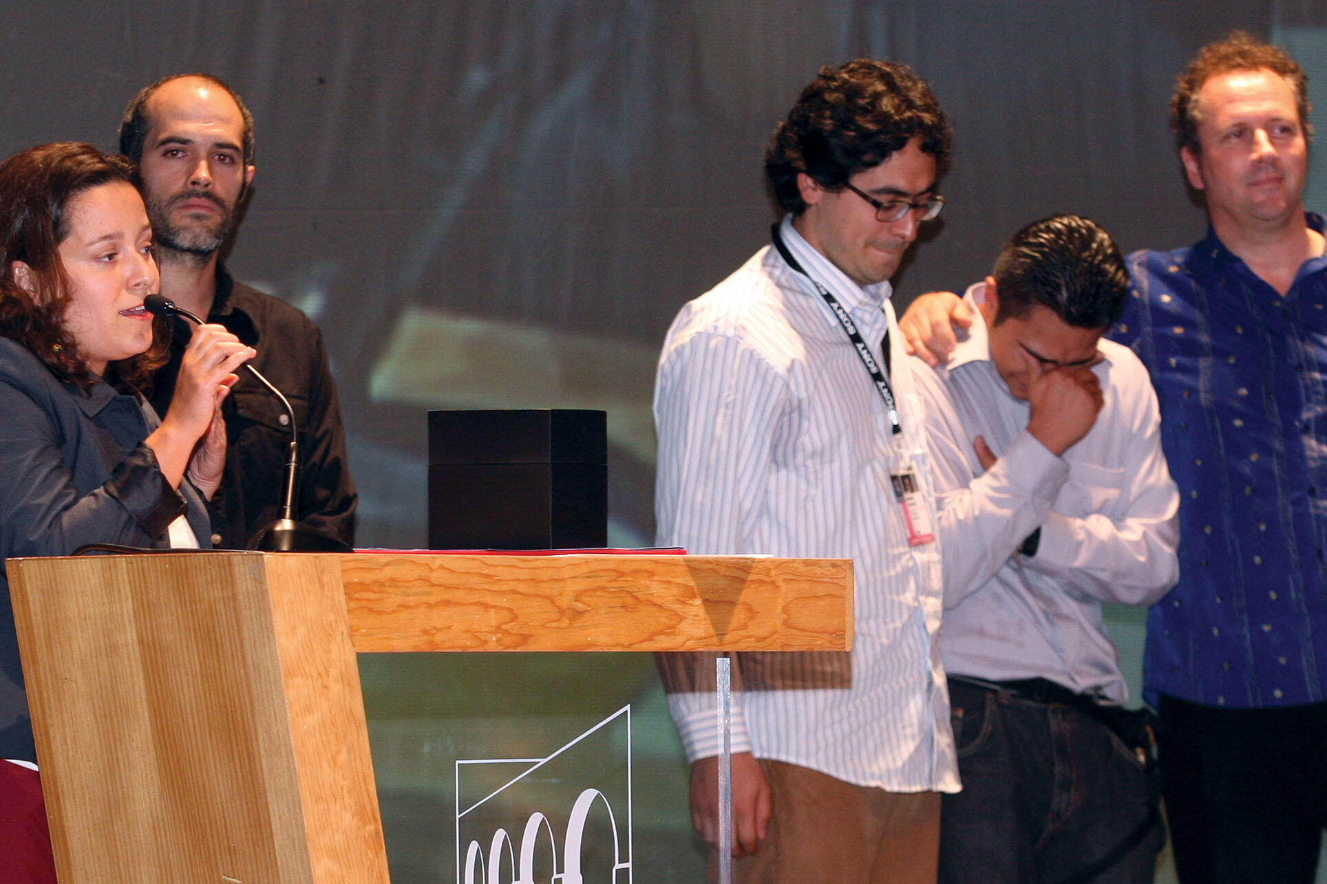 Layda Negrete speaks at the Morelia Film Festival, while Roberto and co-director Geoffrey Smith comfort a weeping Toño. (Photo by Paulo Vidales/Imagen Latente.)