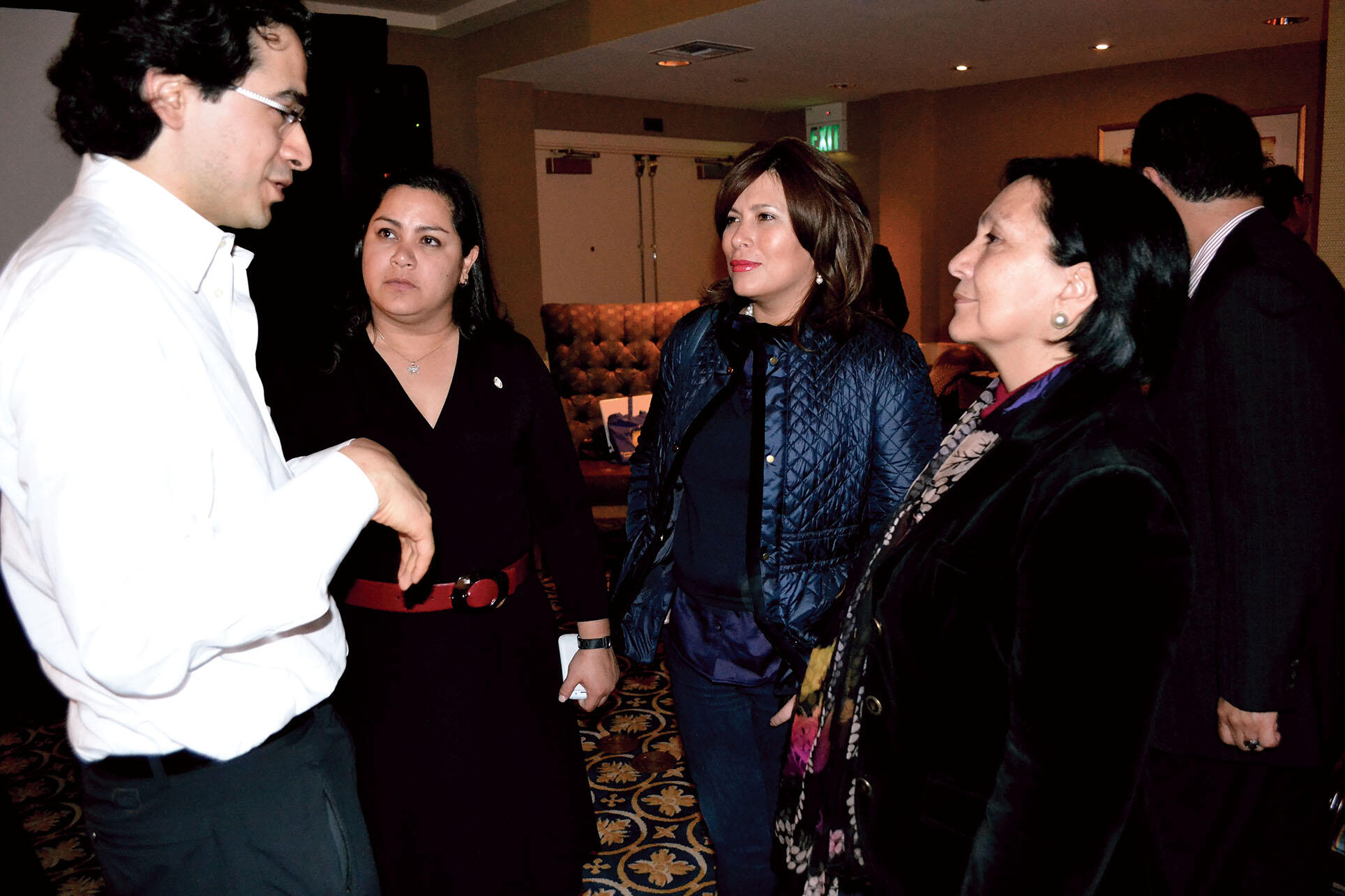 Roberto Hernández meets with Senator Adriana González Carrillo, Senator Claudia Corichi García, and former governor Amalia García Medina, Mexican participants at the U.S.–Mexico Futures Forum,  April 2011. (Photo by Megan Kang.)