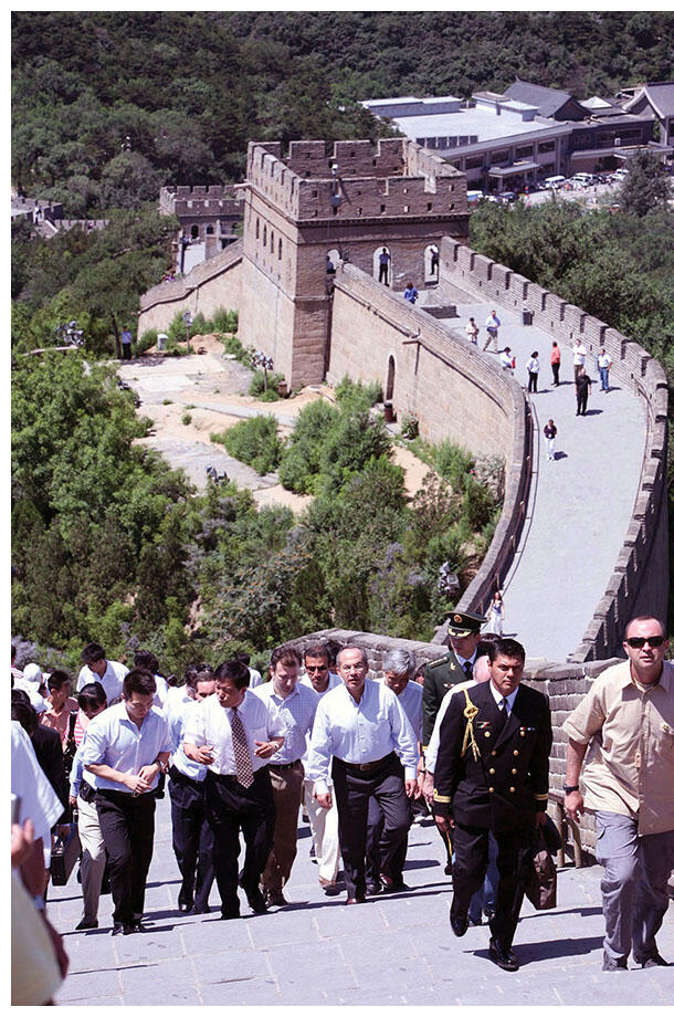 Mexican President Felipe Calderón climbs the steps atop China’s Great Wall, 2008.(Photo courtesy of the Mexican Federal Government.)