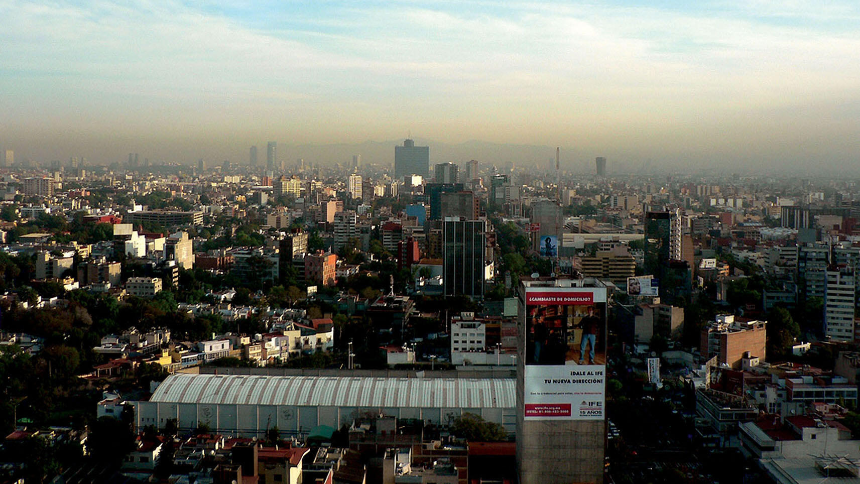 Mexico City's skyline under a layer of brownish smog. (Photo by Ilai A. Magun.)