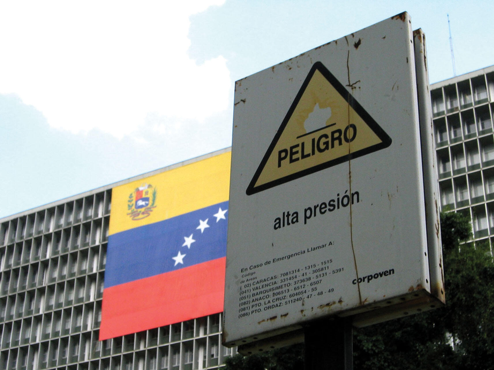  High Pressure" reads a sign outside the Banaven Center in Caracas. (Photo by Alejandro Forero Cuervo.)