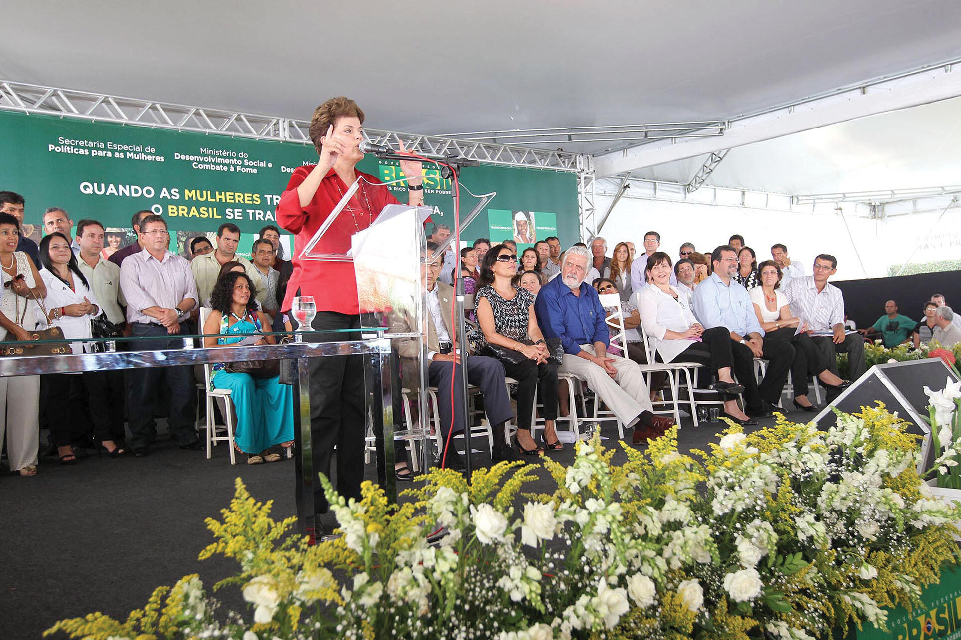 Brazilian President Dilma Rousseff announces an expansion of Brazil’s social safety net in Irecê, Bahia, 2011. (Photo courtesy of Secom Bahia.)