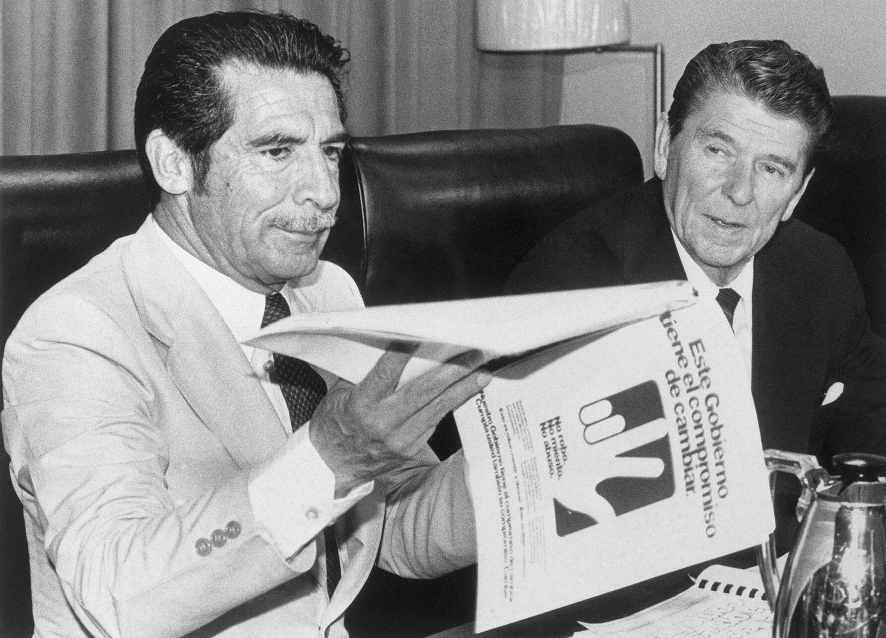 Efraín Ríos Montt sitting at a table with Ronald Reagan, December 1982. (Photo by Rich Lipski/Bettmann/CORBIS.)