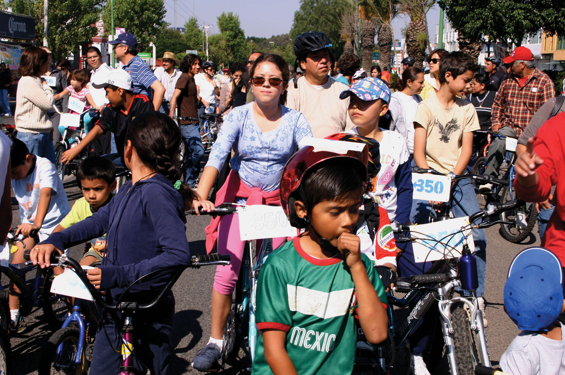 A crowd in the streets during "Saca la Bici” (Get Out Your Bike), a weekly bicycle ride program in Querétaro. (Photo courtesy of 350.org.)