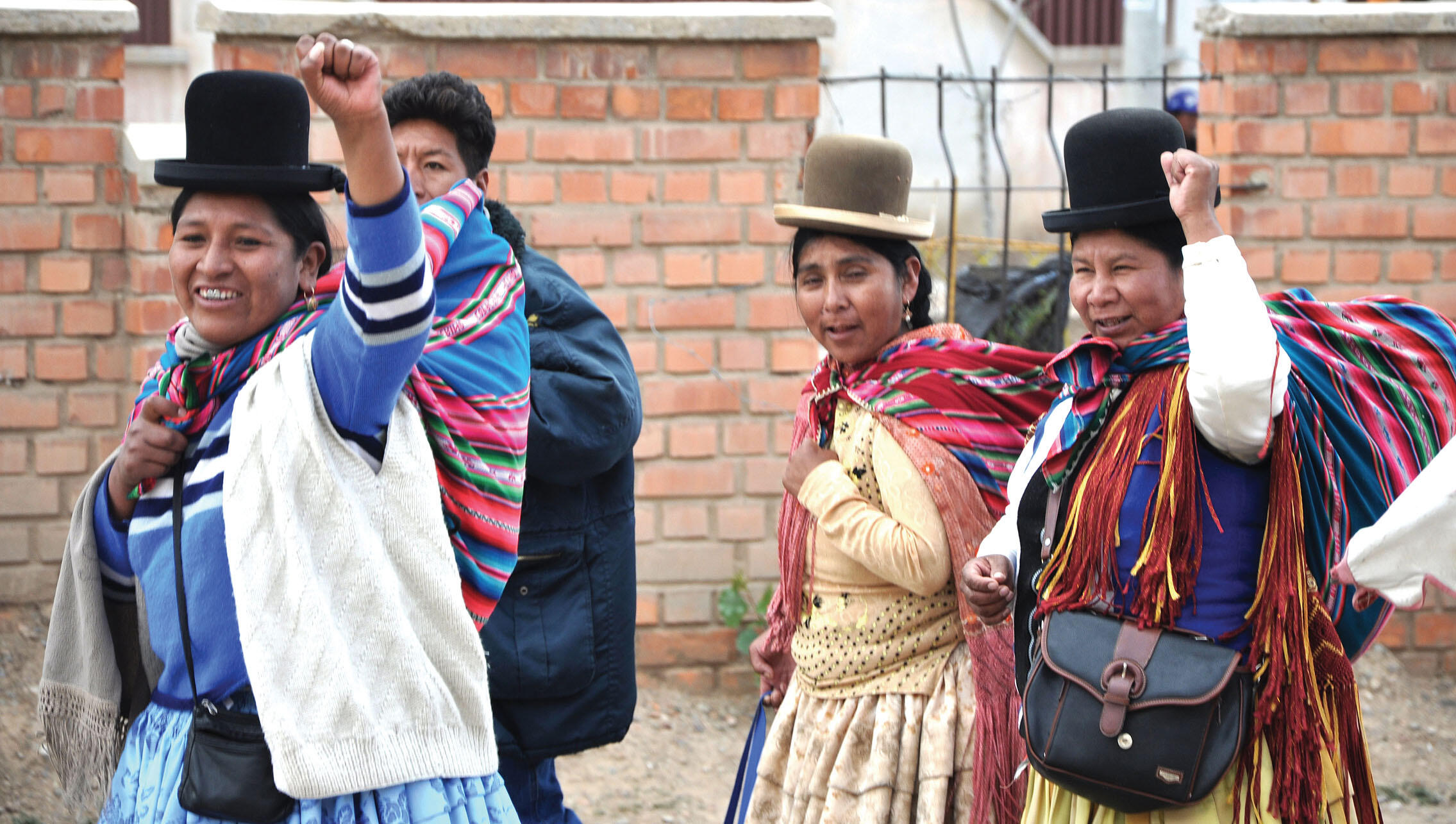 Indigenous women return from a MAS congress in Oruro, Bolivia, January 2009. (Photo by Øystein Bryhni-Sassebo.)