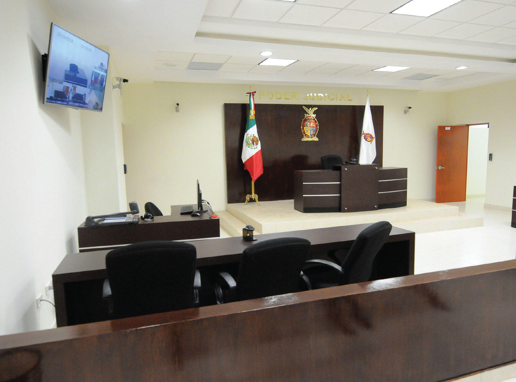 A bright, airy, and open new courtroom in Sinaloa. (Photo by malova gobernador.)