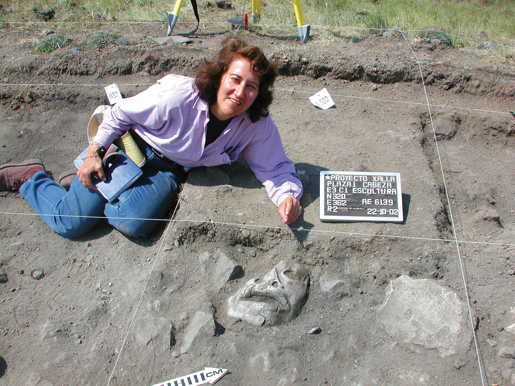 Archaeologist Linda Manzanilla shown digging at the Xalla excavation site in Teotihuacán in 2002. (Photo by Leonardo López Luján.)