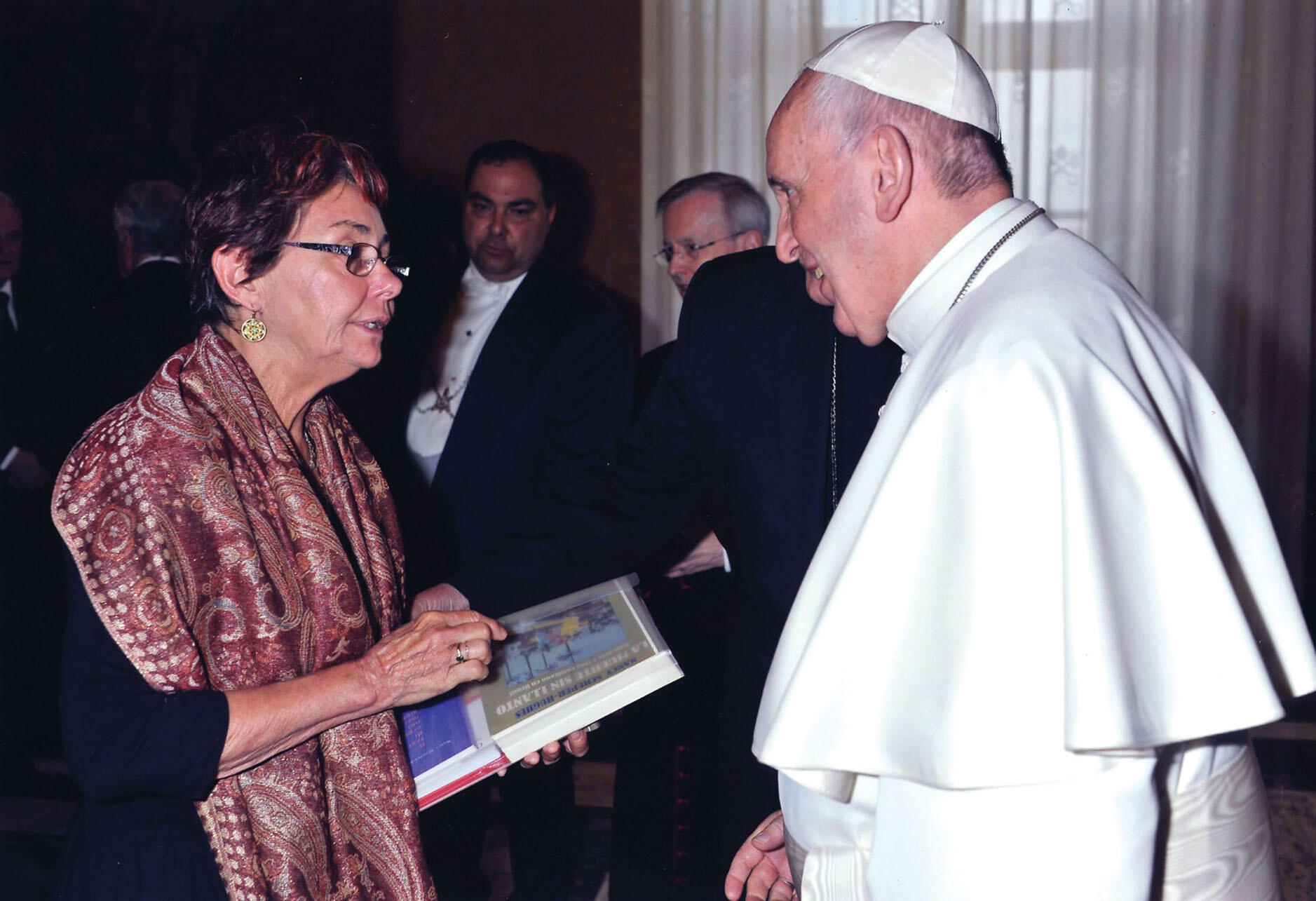 Nancy Scheper-Hughes meets Pope Francis, April 2015. (Photo courtesy of Nancy Scheper-Hughes.)