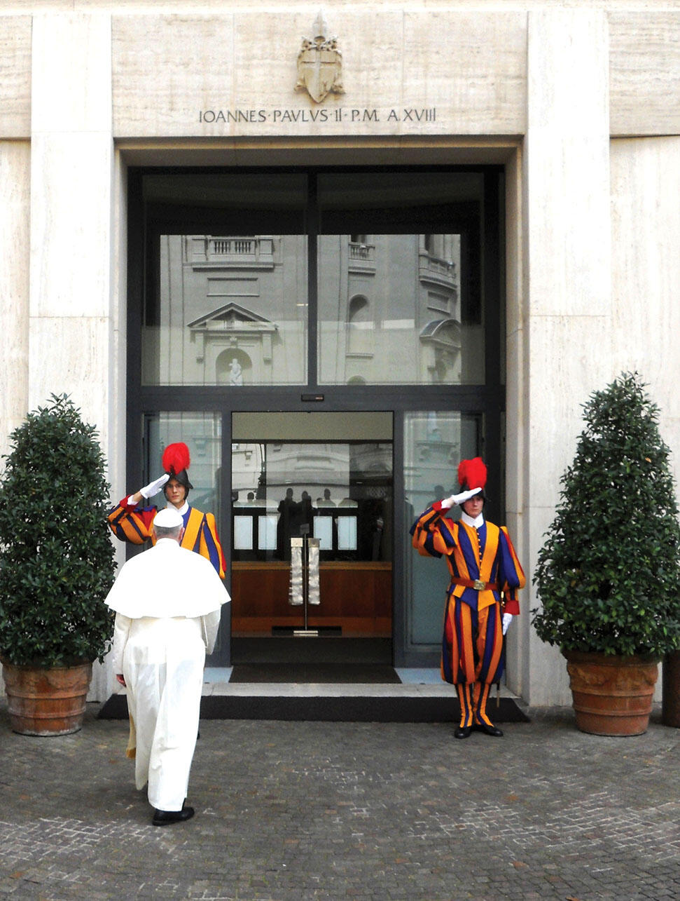 Pope Francis passes Vatican Swiss Guards and enters the Domus Sanctae Marthae. (Photo by Pufui Pc Pifpef I/Wikimedia Commons.)