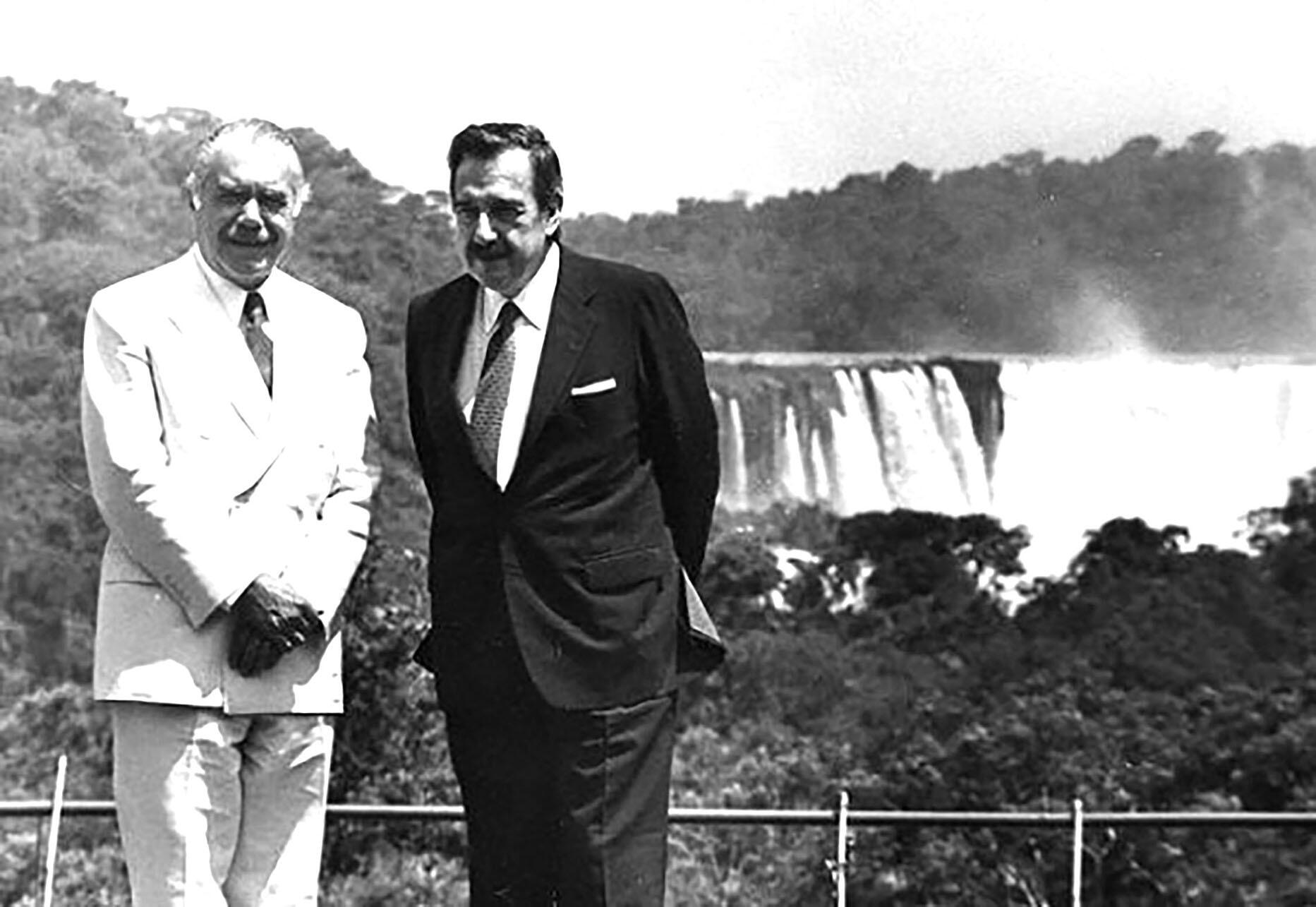 Presidents José Sarney of Brazil and Raúl Alfonsín of Argentina stand in front of the famous waterfalls and issue the “Declaration of Iguaçu” in 1985. (Photo courtesy of IADB.)