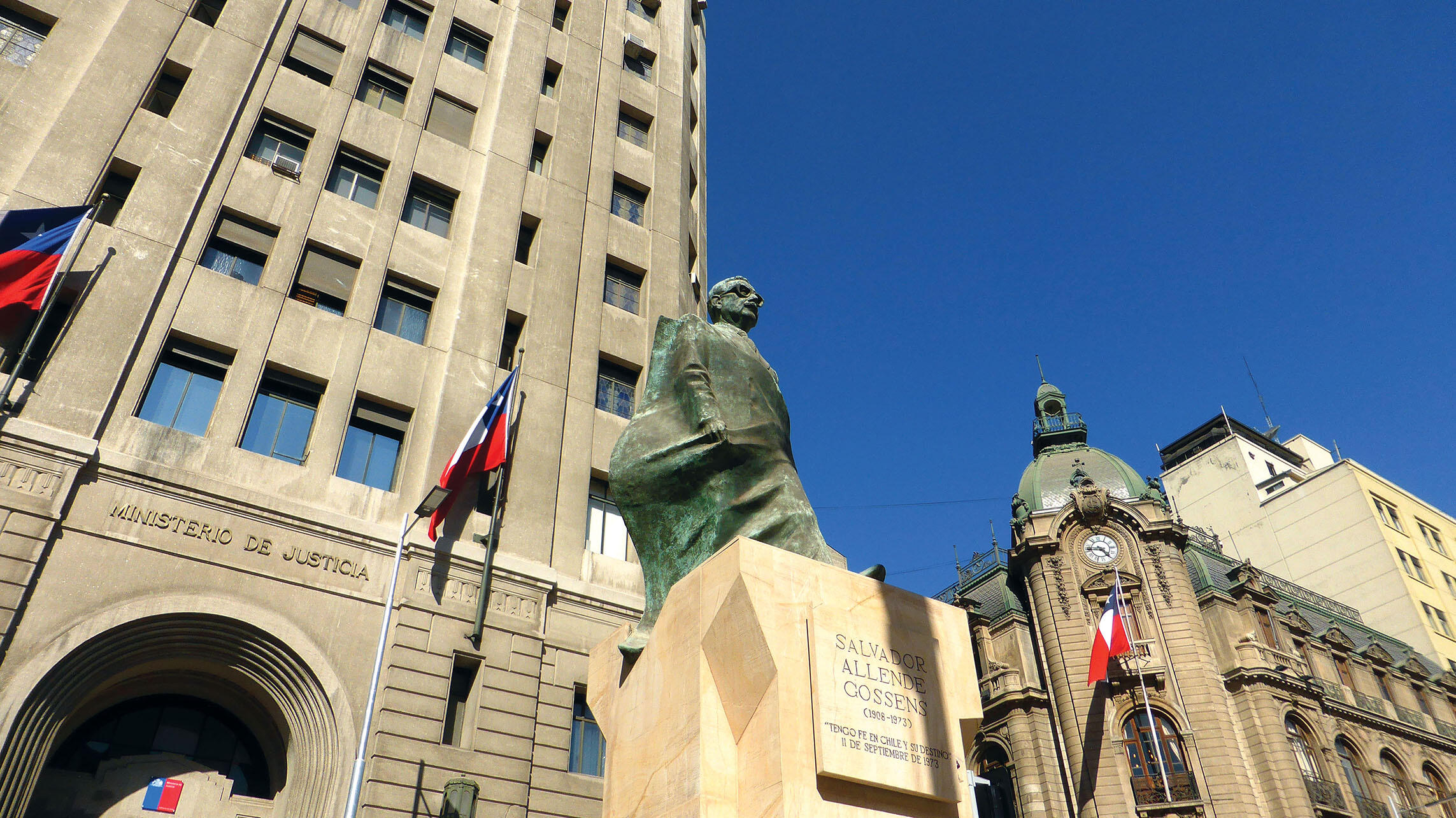 A statue of Salvador Allende outside Chile’s Ministry of Justice in Santiago in 2014. (Photo by Fernando Valido.)