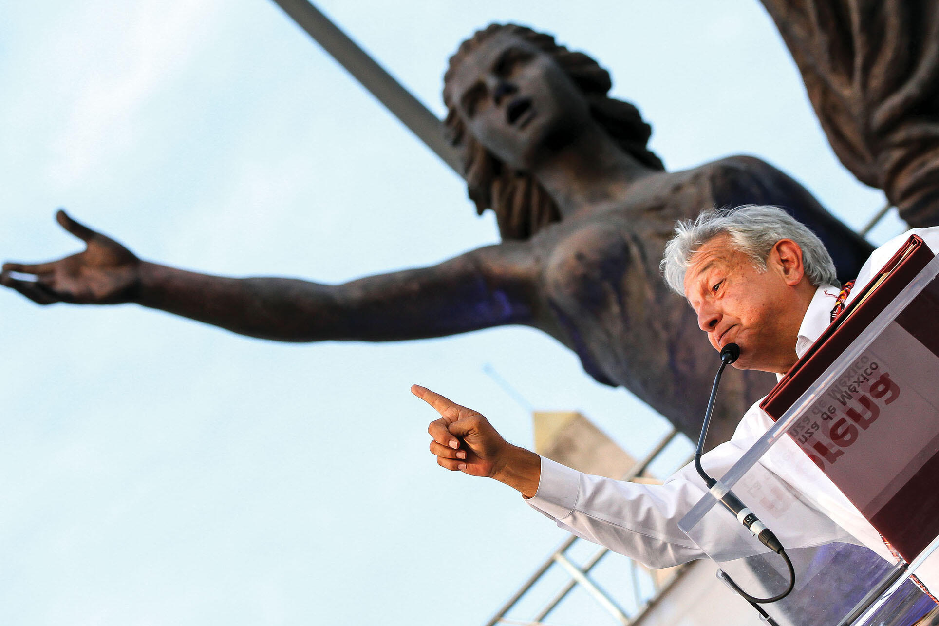 Andrés Manuel López Obrador campaigning in front of a statue with his arm raised in a similar pose  in Guadalajara in 2016. (Photo by Dr. Carlos Lomeli.)