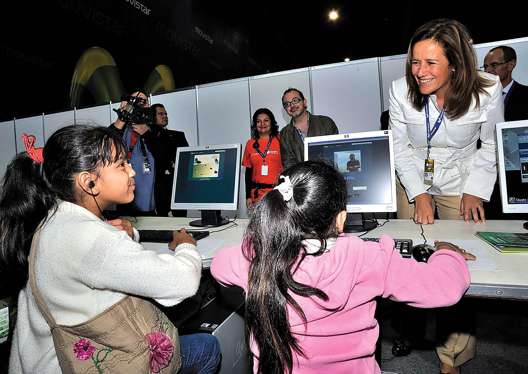 Schoolgirls working on computers at a table get a visit from Margarita Zavala, former First Lady of Mexico and current frontrunner for the PAN nomination. (Photo by editorialtripie.)