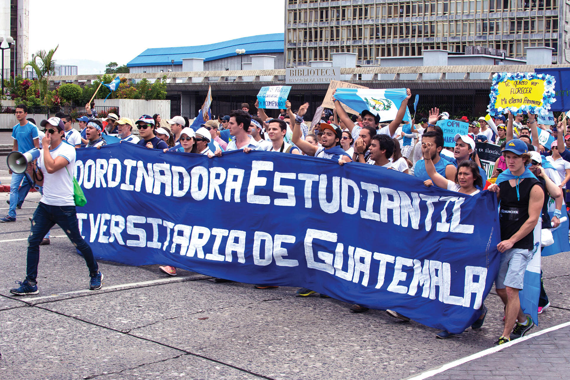 Universidad de Guatemala students with a banner identifying their school protest against President Otto Pérez Molina, who resigned a few days later in 2015. (Photo by hrvargas.)
