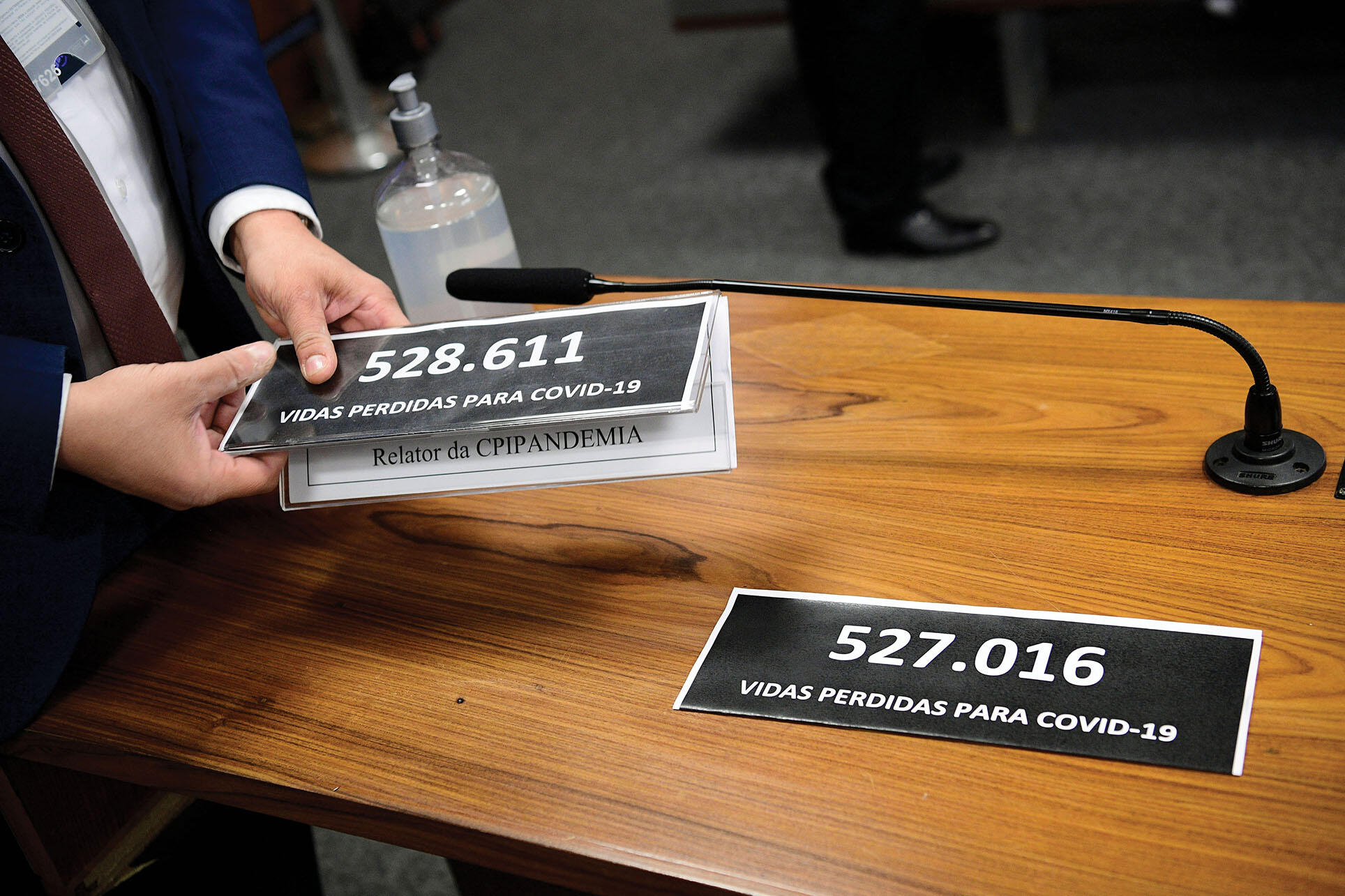 At a July 2021 inquiry on Brazil’s pandemic response, nameplates are replaced by updated numbers of the over 500,000 lives lost due to Covid-19. (Photo by Pedro França/Agência Senado.)
