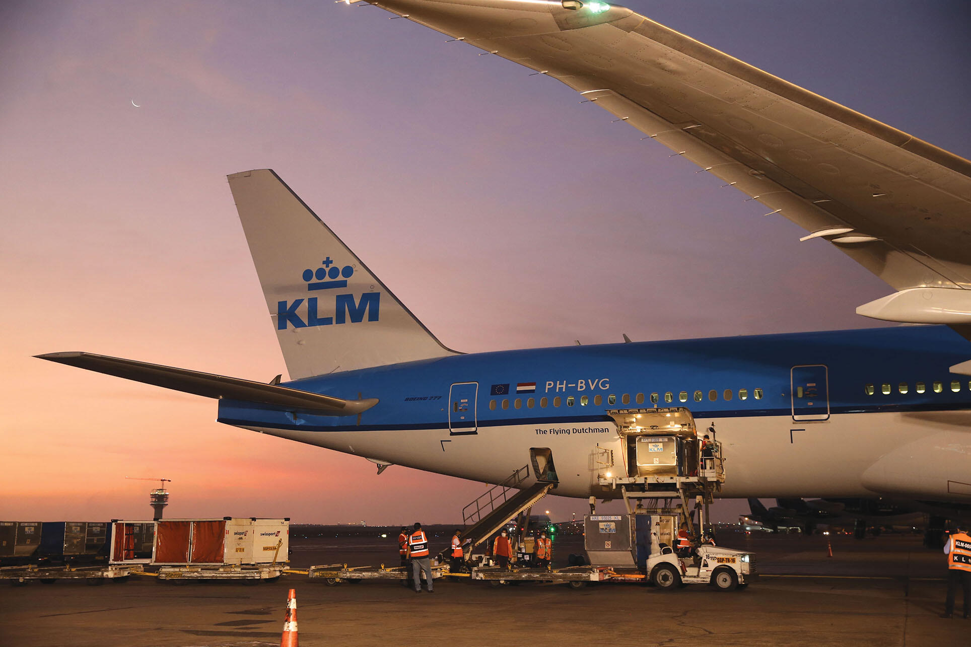 Pfizer Covid-19 vaccines are unloaded from a KLM airliner in Peru, April 2021. (Photo courtesy of the Ministerio de Educación de Perú.)