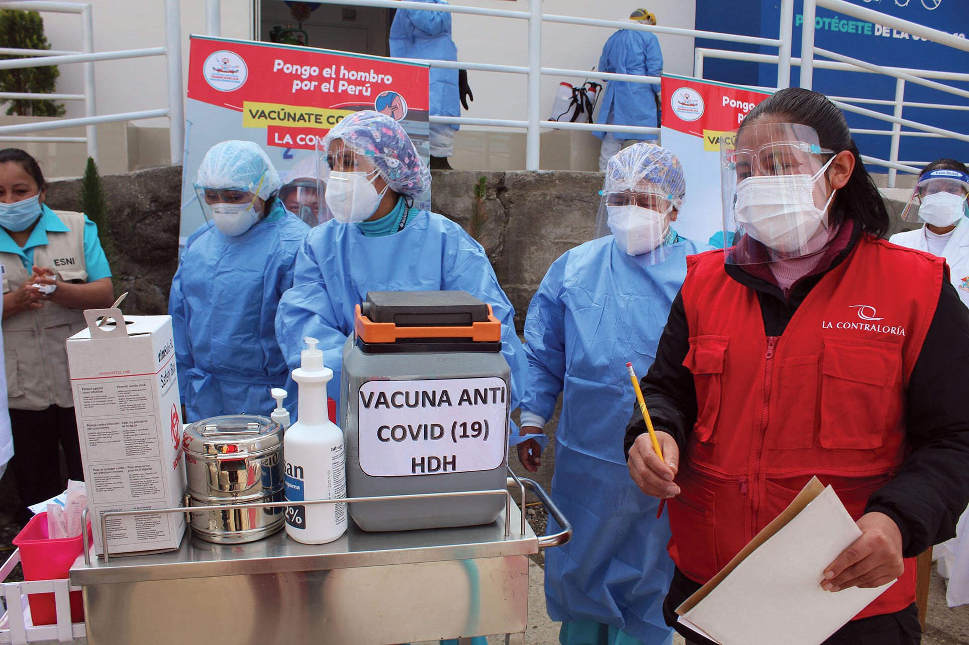 Healthcare workers in protective gear begin vaccine distribution among their colleagues in Huancavelica, Peru, February 2021. (Photo courtesy of Contraloría Perú.)