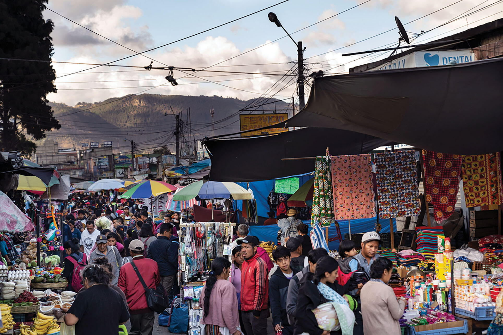 Los vendedores venden productos en un concurrido mercado al aire libre en Quetzaltenango, Guatemala. (Foto cortesía de la Oficina Regional de Centroamérica de los CDC, Guatemala.)