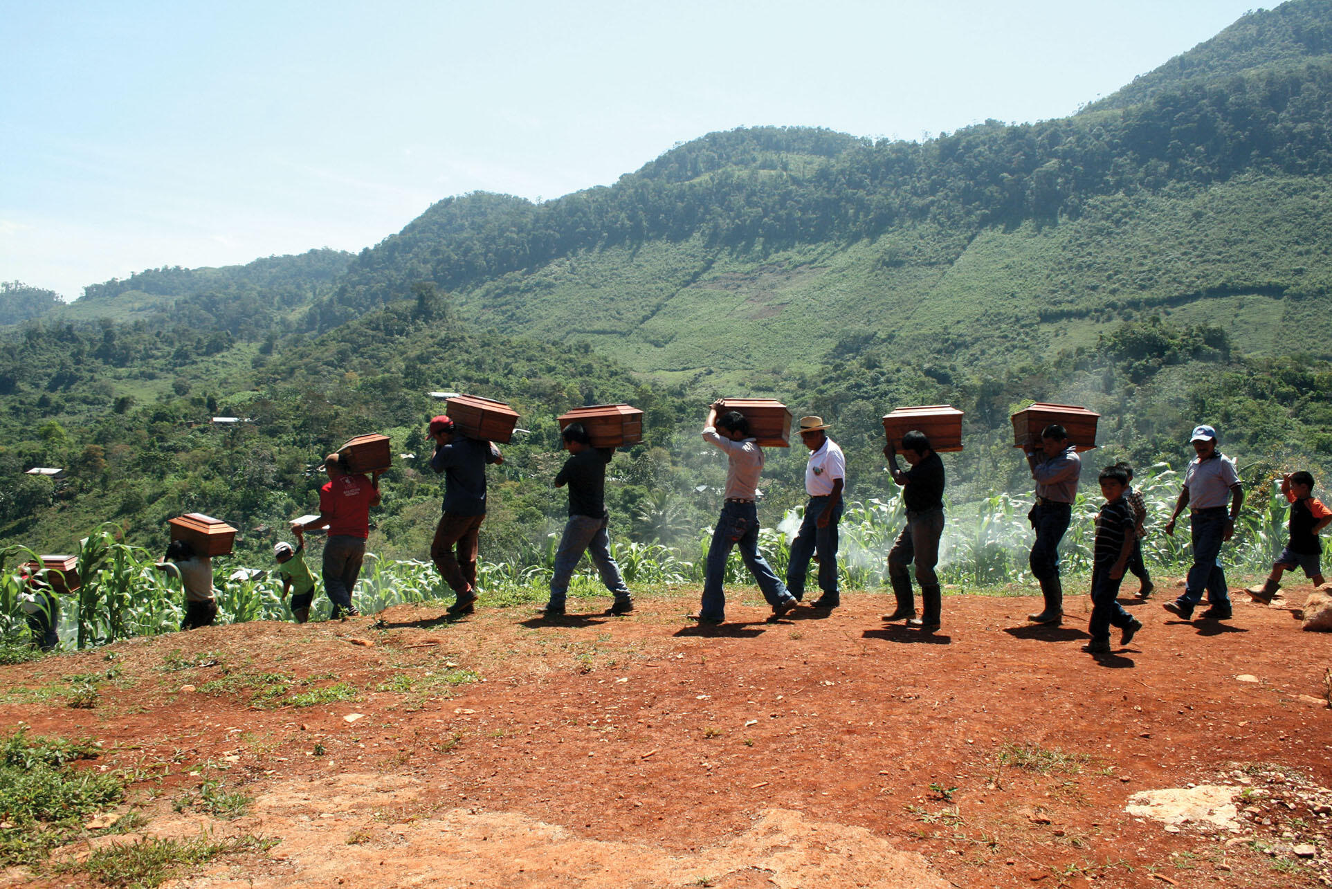 Inhumación de restos óseos recuperados en la aldea Cambayal, municipio de San Pedro Carchá,  Alta Verapaz Guatemala, febrero de 2012. (Foto cortesía del Centro de Antropología Forense y Ciencias Aplicadas (CAFCA).)