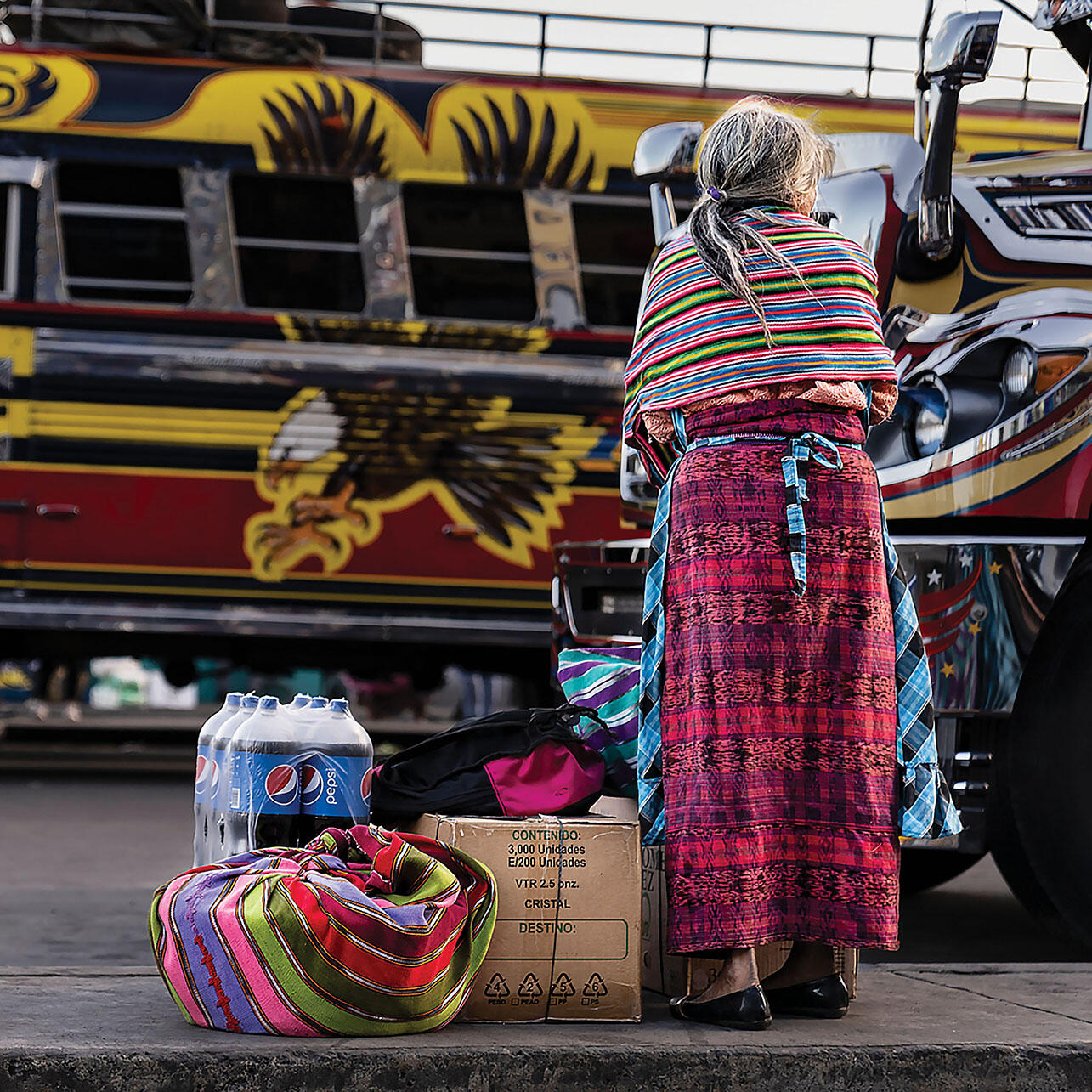 Una mujer espera el transporte público en Quetzaltenango, Guatemala. (Foto cortesía de la Oficina Regional de Centroamérica de los CDC, Guatemala.)