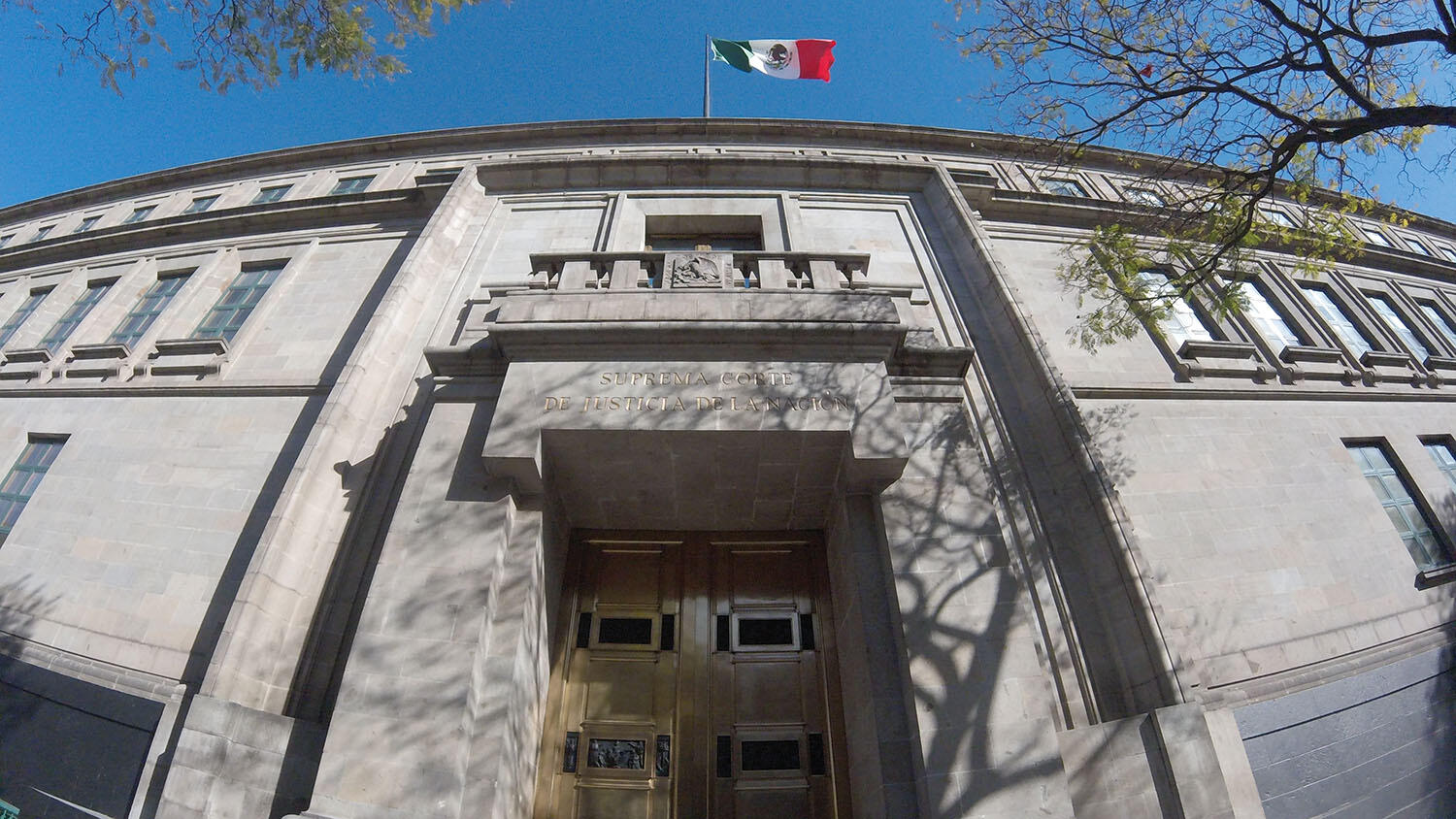 The entrance to the Supreme Court in Mexico City. (Photo by ProtoplasmaKid.)