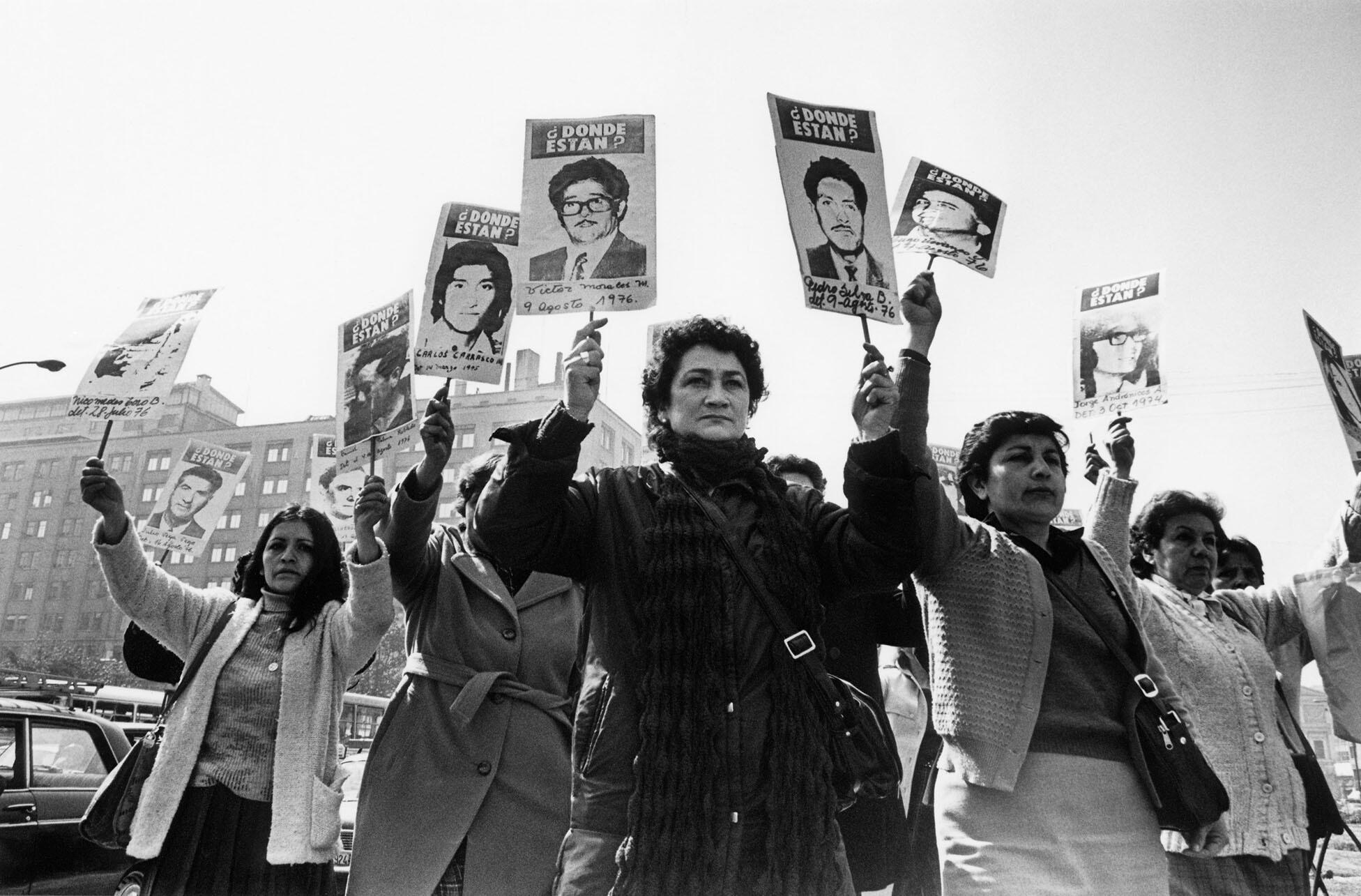 Families of the disappeared protest during the Pinochet dictatorship. (Photo by Kena Lorenzini.)