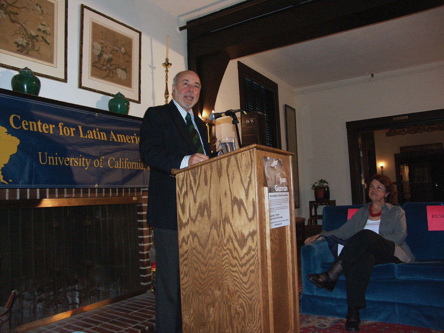 Judge Juan Guzmán Tapia speaks for CLAS at UC Berkeley, May 2007. (Photo by CLAS staff.)