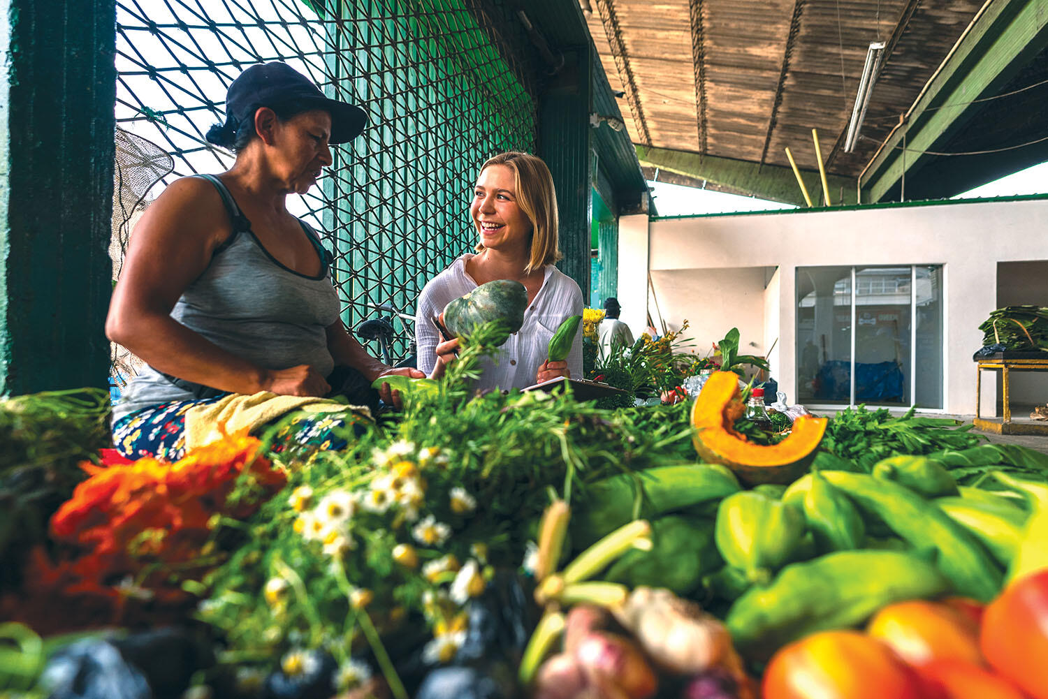 Author Alex Reep (right) interviews vendor Luz Dila in the Galería El Porvenir, Cali. (Photo by Fabián Villa.)