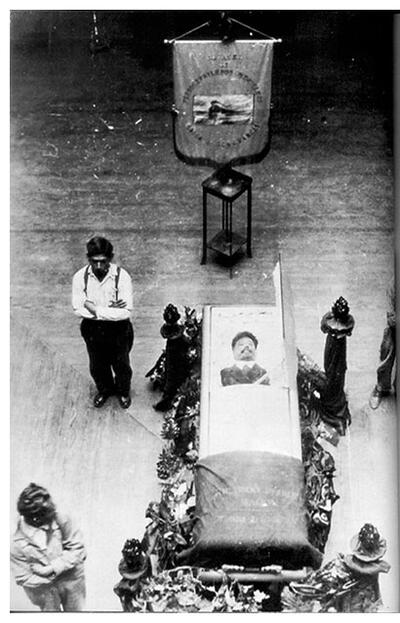 Mexico's funeral for Ricardo Flores Magón, with his casket open for viewing. (Image from Wikimedia Commons.)