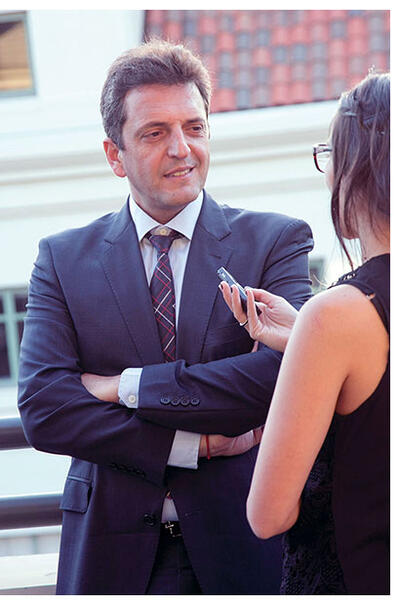 Journalism student Noelia González interviews Sergio Massa at UC Berkeley. (Photo by Jim Block.)