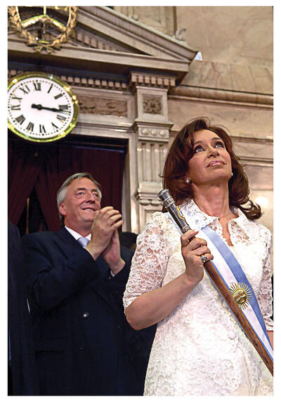 Cristina Fernández de Kirchner receives the presidential baton from her husband in 2007. (Photo by Presidencia de la Nación Argentina.)